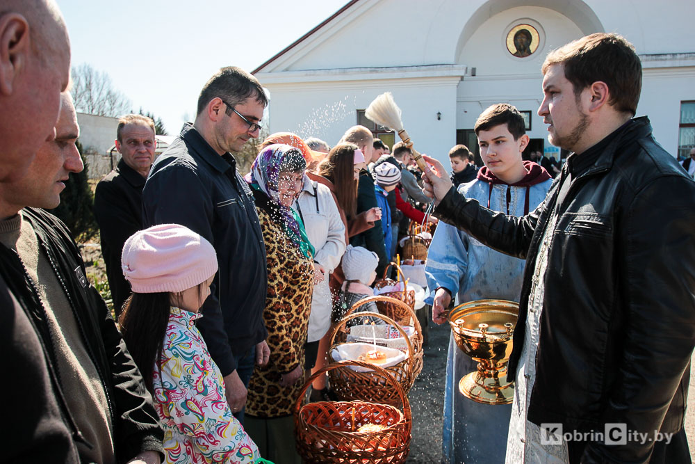 В храмах Кобрина освятили пасхальные куличи