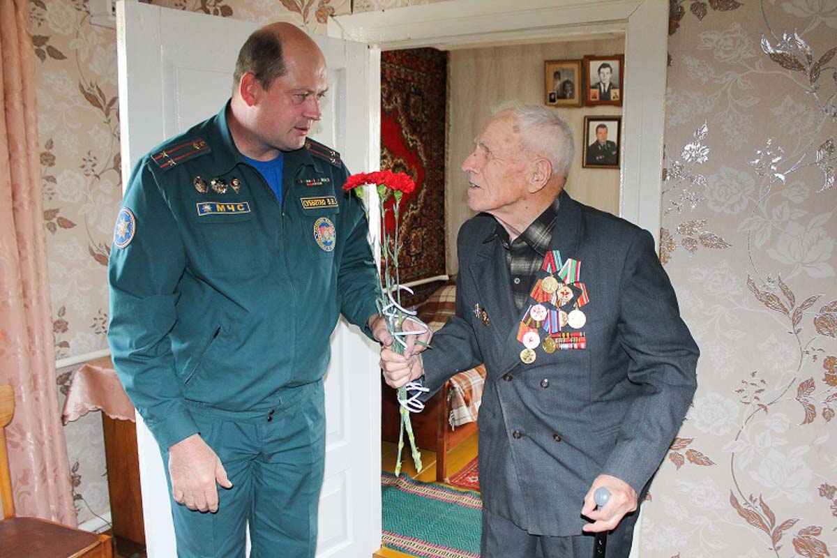 В канун 9 Мая ветерана ВОВ, ветерана пожарной службы Гилетича Николая Антоновича поздравили представители МЧС