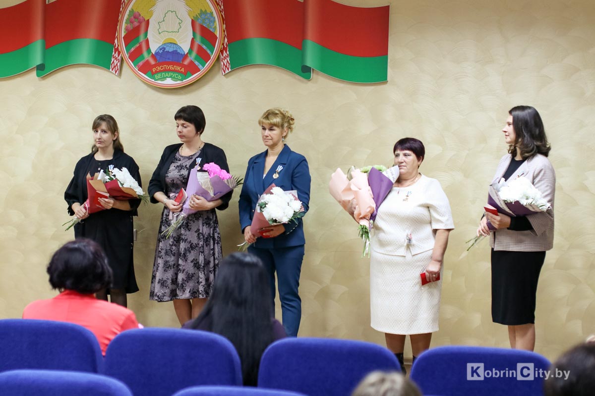 28 октября в Кобрине состоялась церемония награждения орденом Матери многодетных мам
