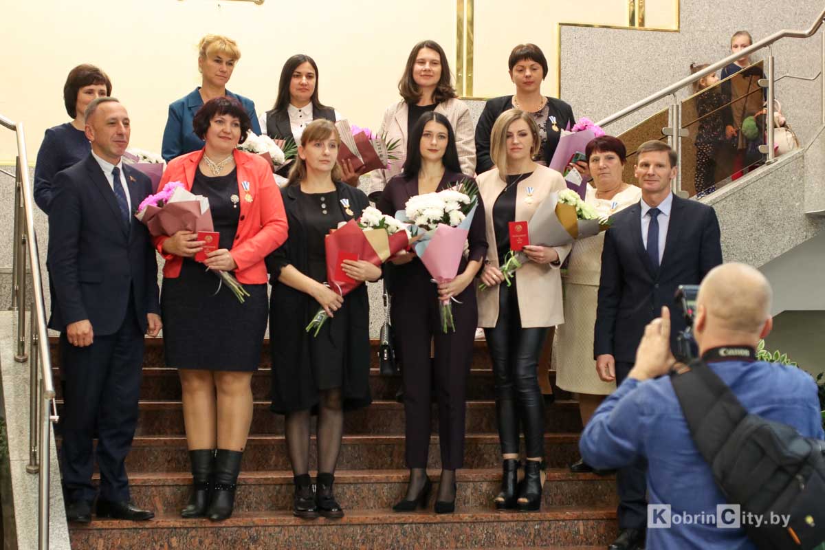 28 октября в Кобрине состоялась церемония награждения орденом Матери многодетных мам