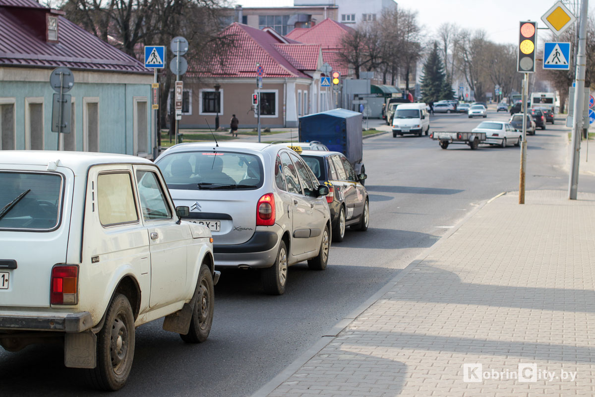 В Кобрине с 25 апреля ограничат движение автомобилей по старому мосту