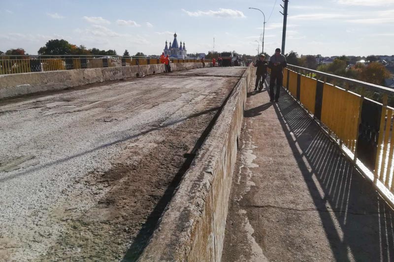В Кобрине идёт ремонт «старого» моста. Открыть движение планируют 3 октября в 6 часов утра