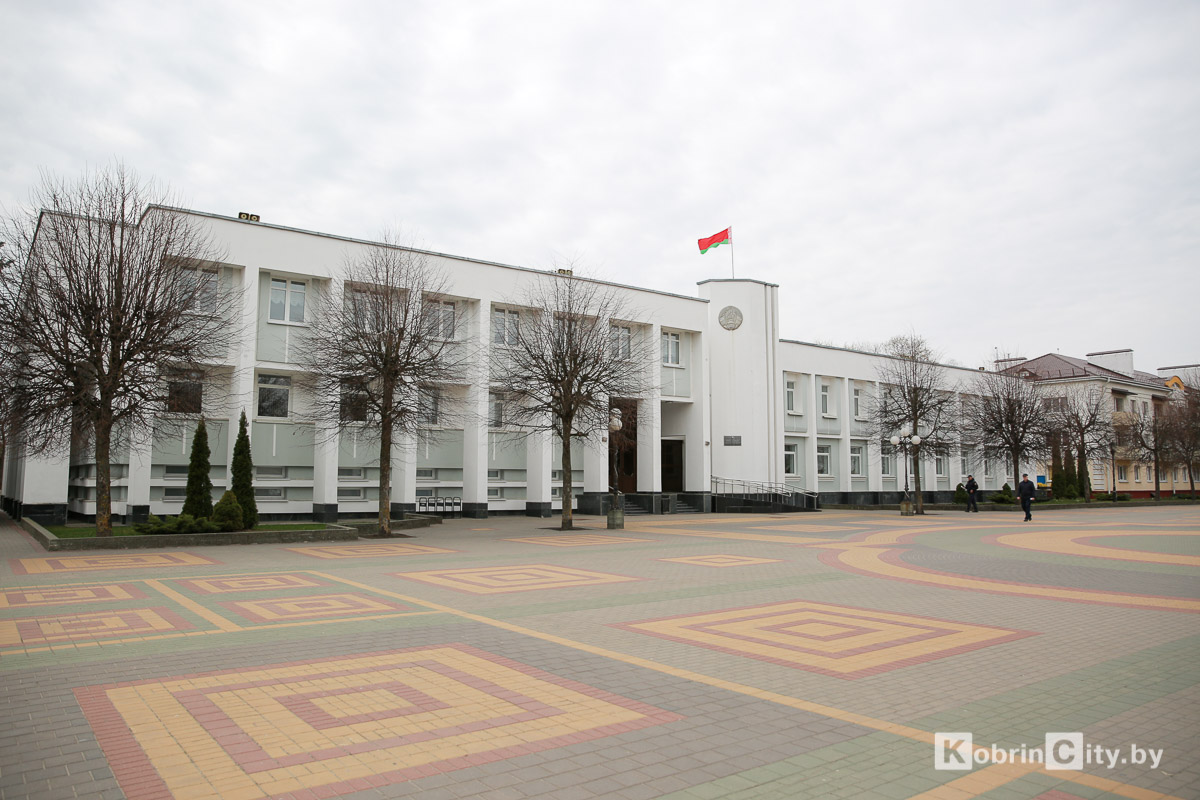команда Фонда ООН подарила автомобиль кобринскому центр социального обслуживания 