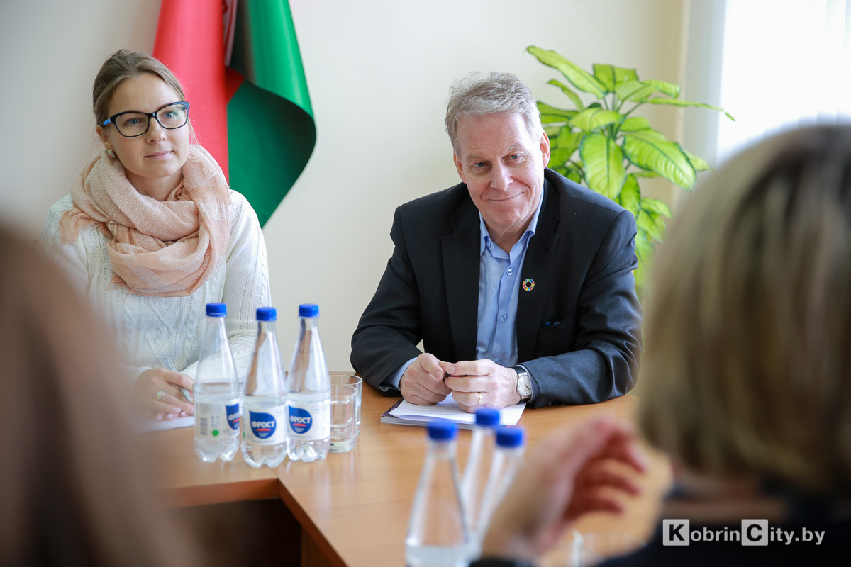 команда Фонда ООН подарила автомобиль кобринскому центр социального обслуживания