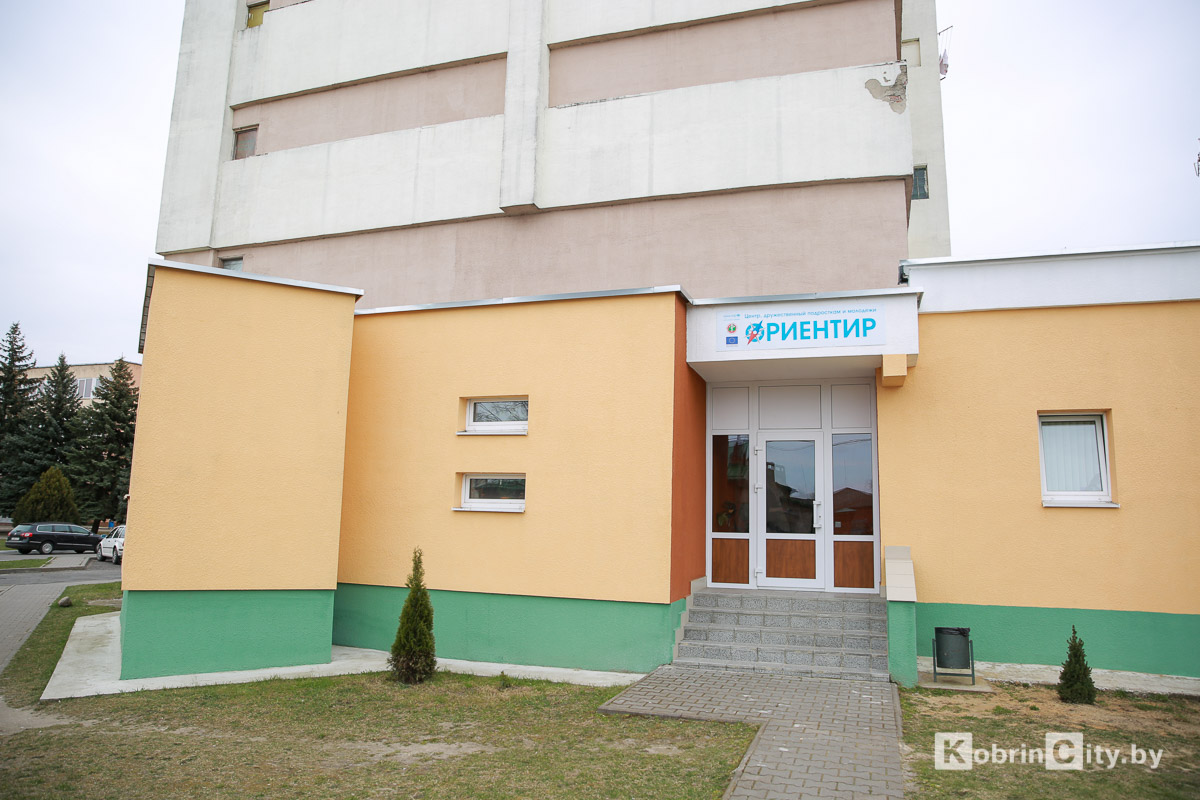 команда Фонда ООН подарила автомобиль кобринскому центр социального обслуживания