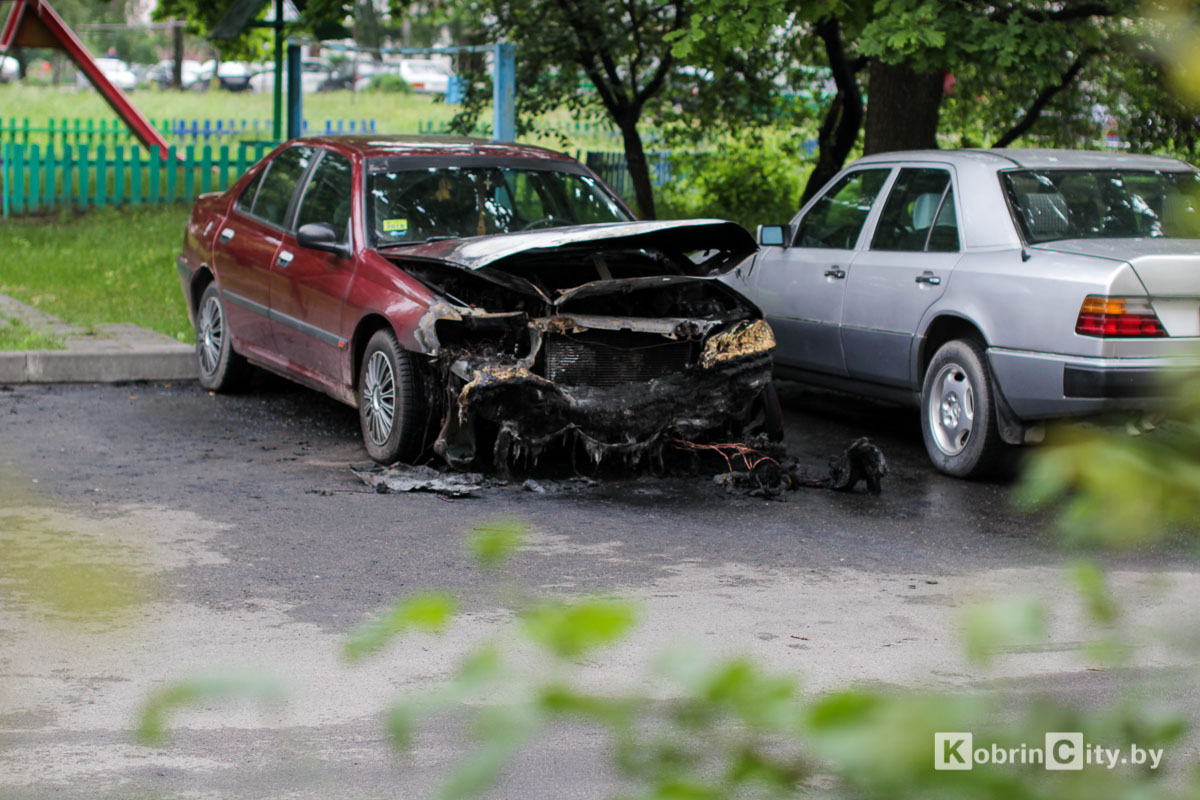 В Кобрине горел автомобиль