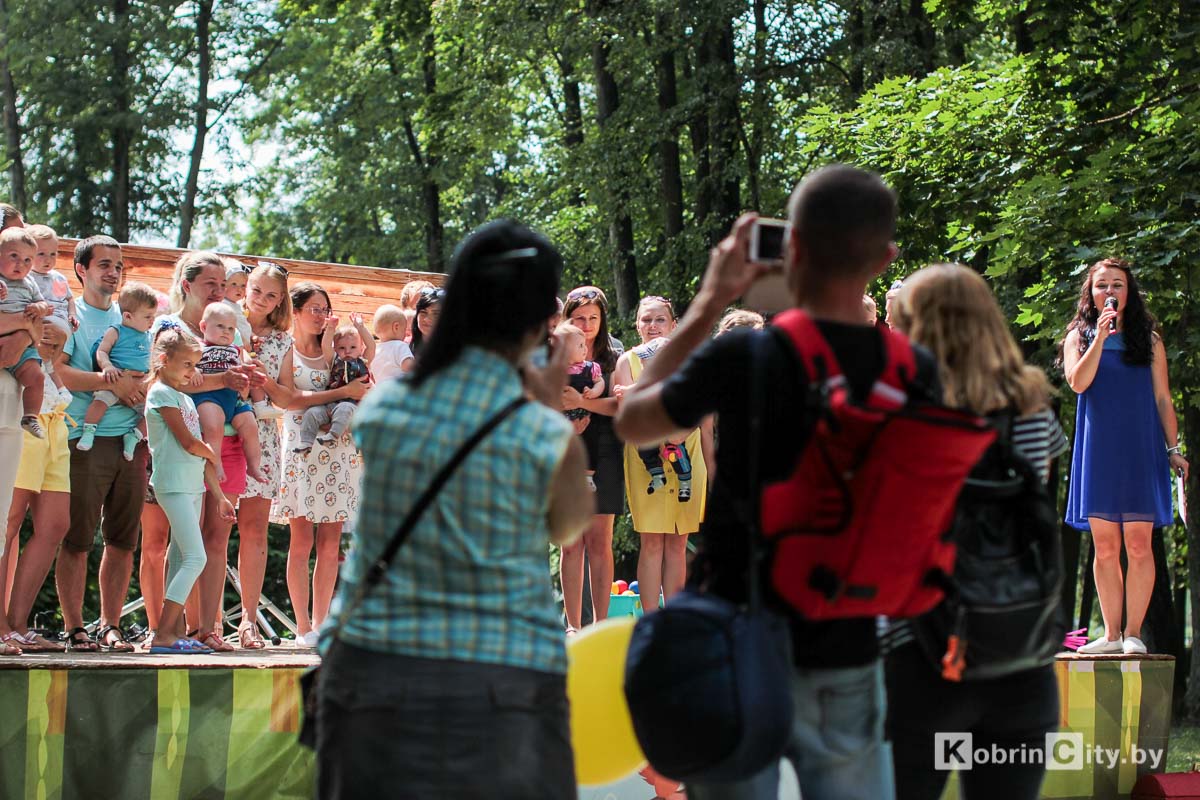 Спортсмены в памперсах: в Кобрине прошел «Ползунковый забег»