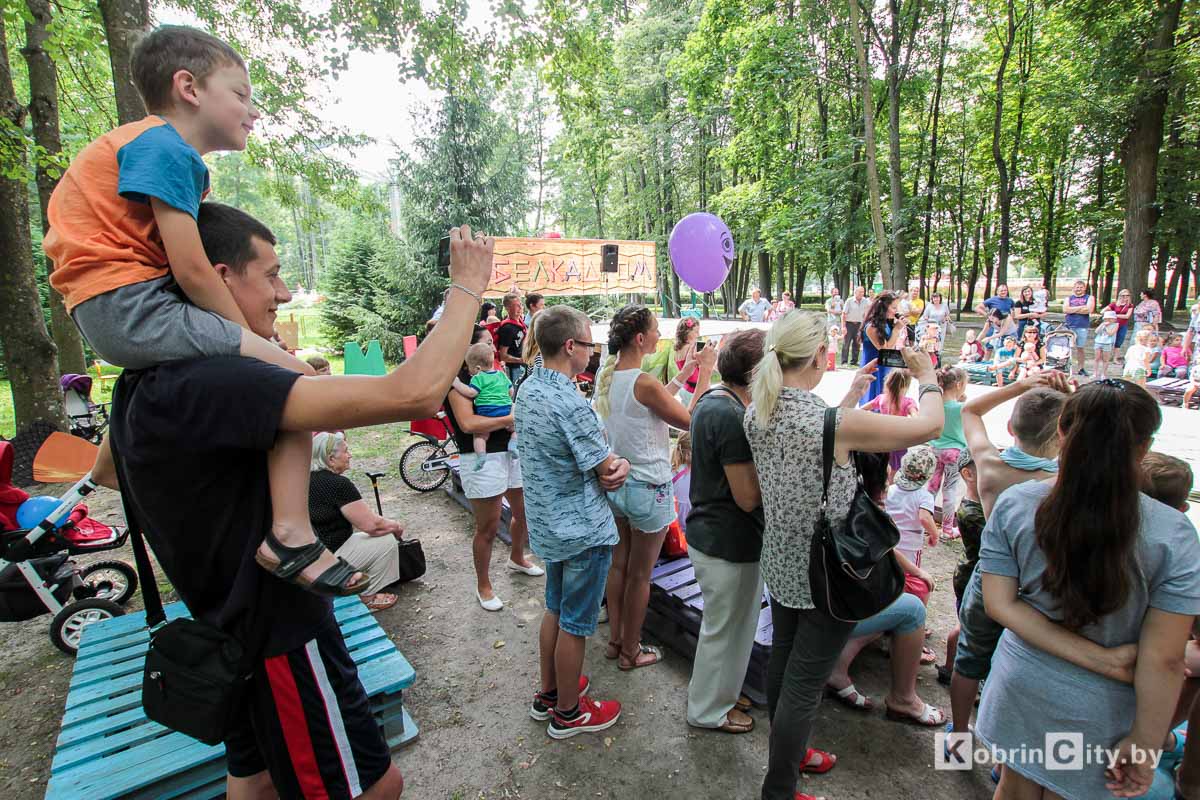 Спортсмены в памперсах: в Кобрине прошел «Ползунковый забег» 