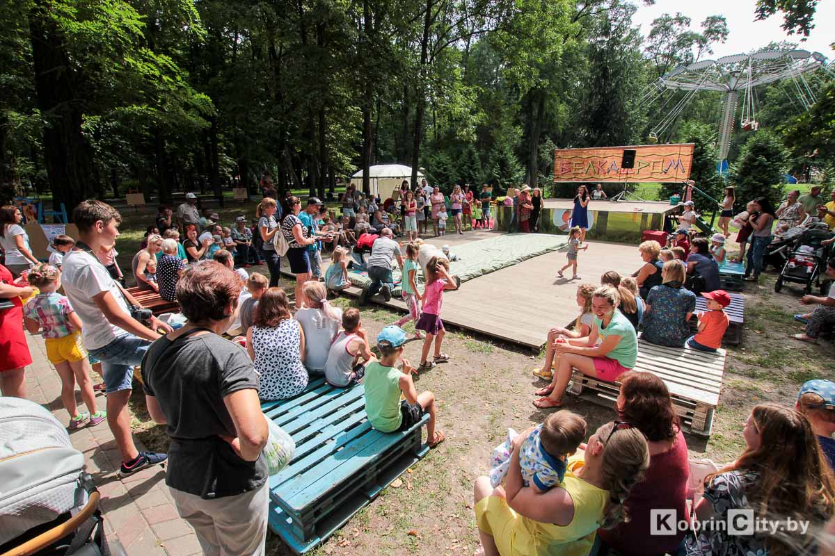 Спортсмены в памперсах: в Кобрине прошел «Ползунковый забег» 