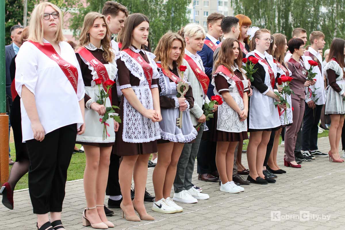 Последний звонок: 1 465 выпускников Кобринского района утром 29 мая простились со школой