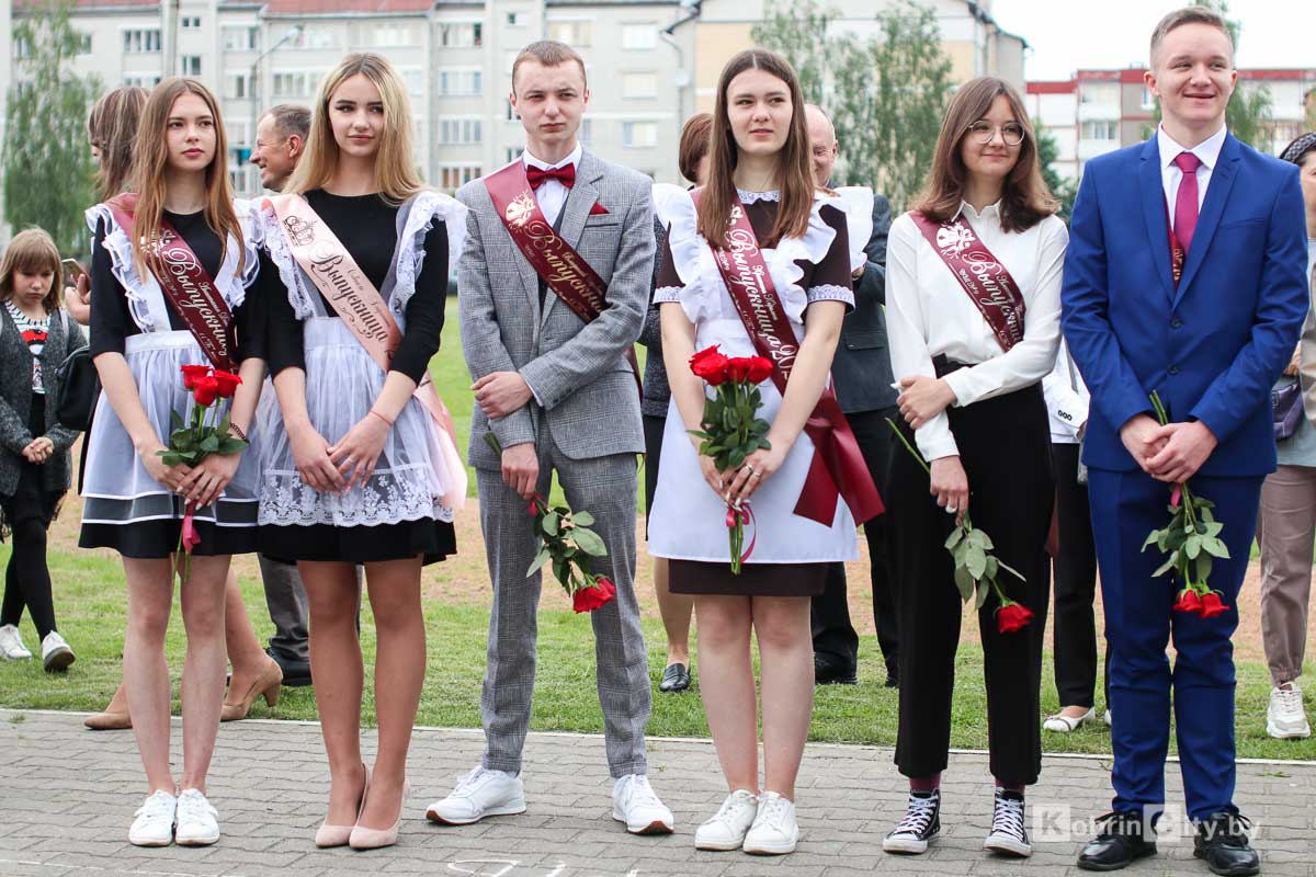Последний звонок: 1 465 выпускников Кобринского района утром 29 мая простились со школой