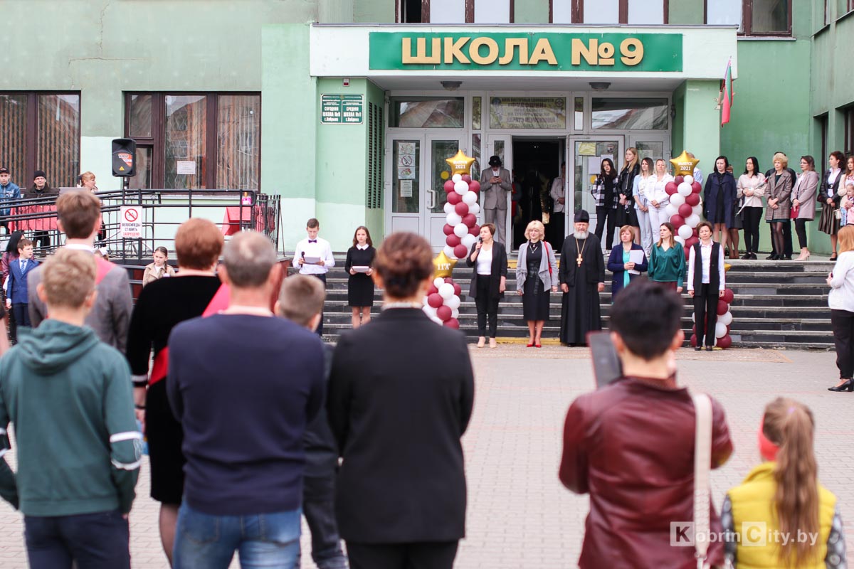Последний звонок: 1 465 выпускников Кобринского района утром 29 мая простились со школой