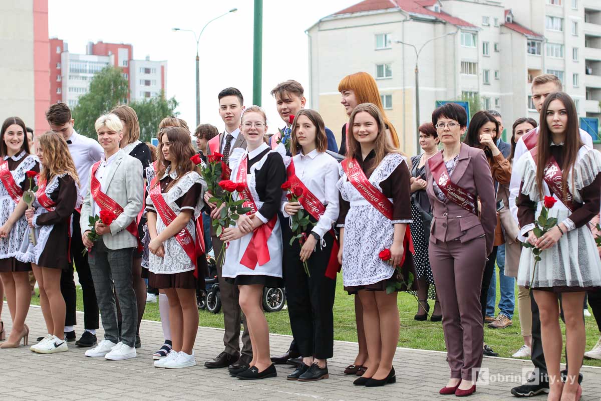 Последний звонок: 1 465 выпускников Кобринского района утром 29 мая простились со школой