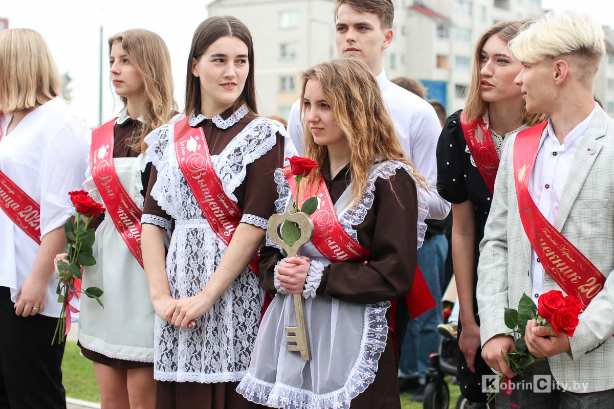 Последний звонок: 1 465 выпускников Кобринского района утром 29 мая простились со школой