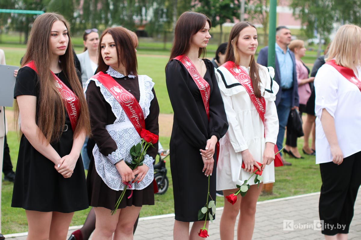 Последний звонок: 1 465 выпускников Кобринского района утром 29 мая простились со школой