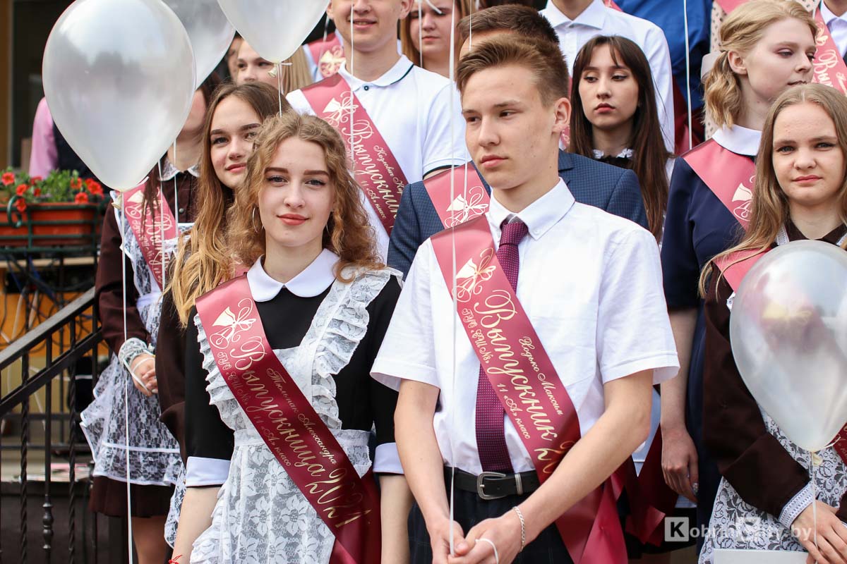 Последний звонок: 1 465 выпускников Кобринского района утром 29 мая простились со школой