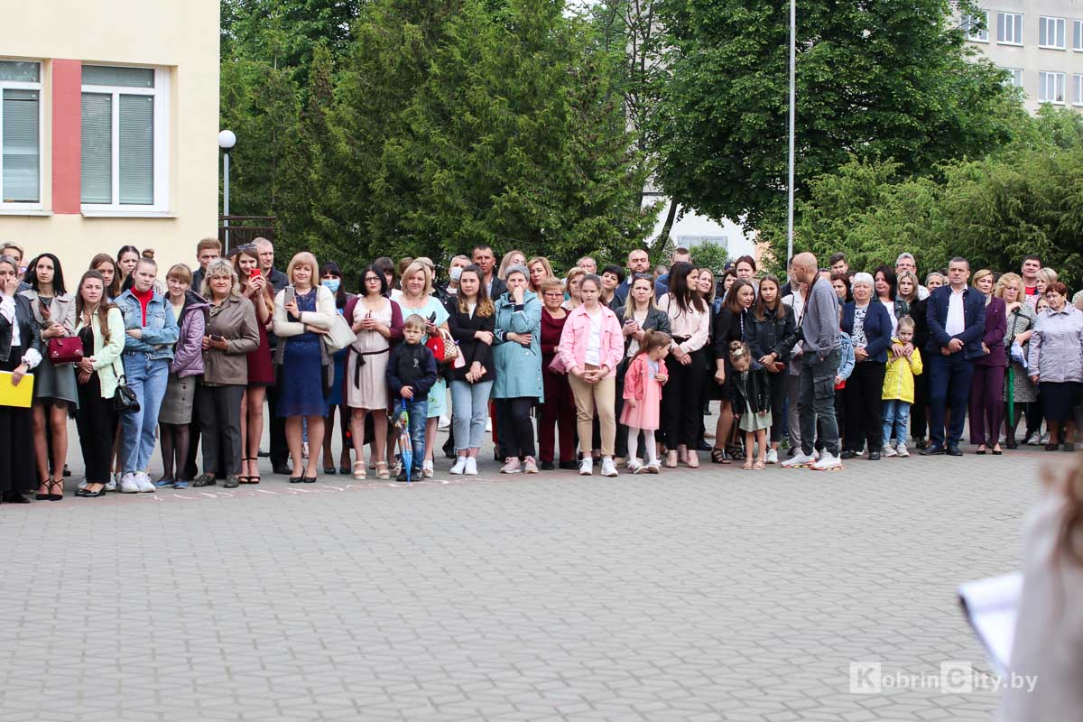 Последний звонок: 1 465 выпускников Кобринского района утром 29 мая простились со школой
