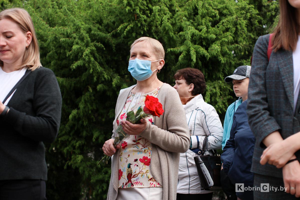 Последний звонок: 1 465 выпускников Кобринского района утром 29 мая простились со школой