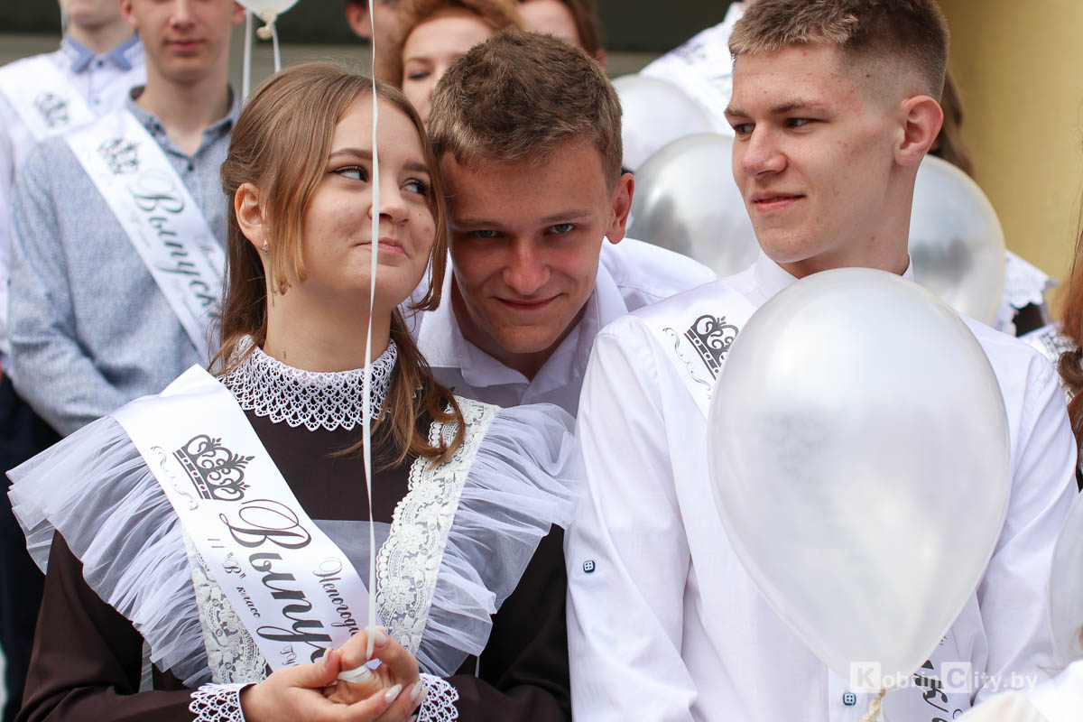 Последний звонок: 1 465 выпускников Кобринского района утром 29 мая простились со школой