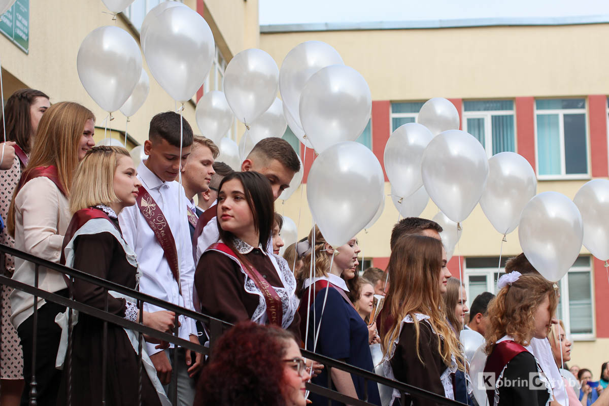Последний звонок: 1 465 выпускников Кобринского района утром 29 мая простились со школой