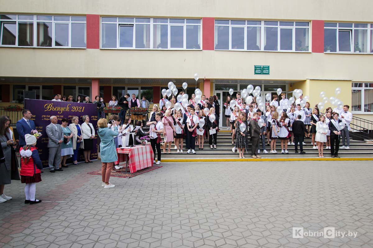 Последний звонок: 1 465 выпускников Кобринского района утром 29 мая простились со школой
