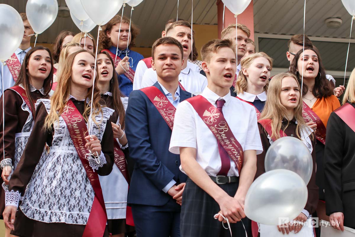 Последний звонок: 1 465 выпускников Кобринского района утром 29 мая простились со школой