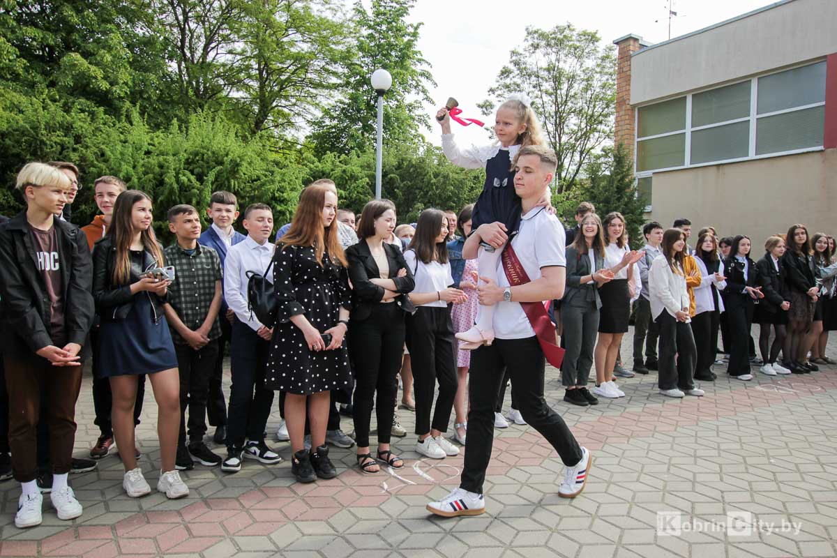 Последний звонок: 1 465 выпускников Кобринского района утром 29 мая простились со школой