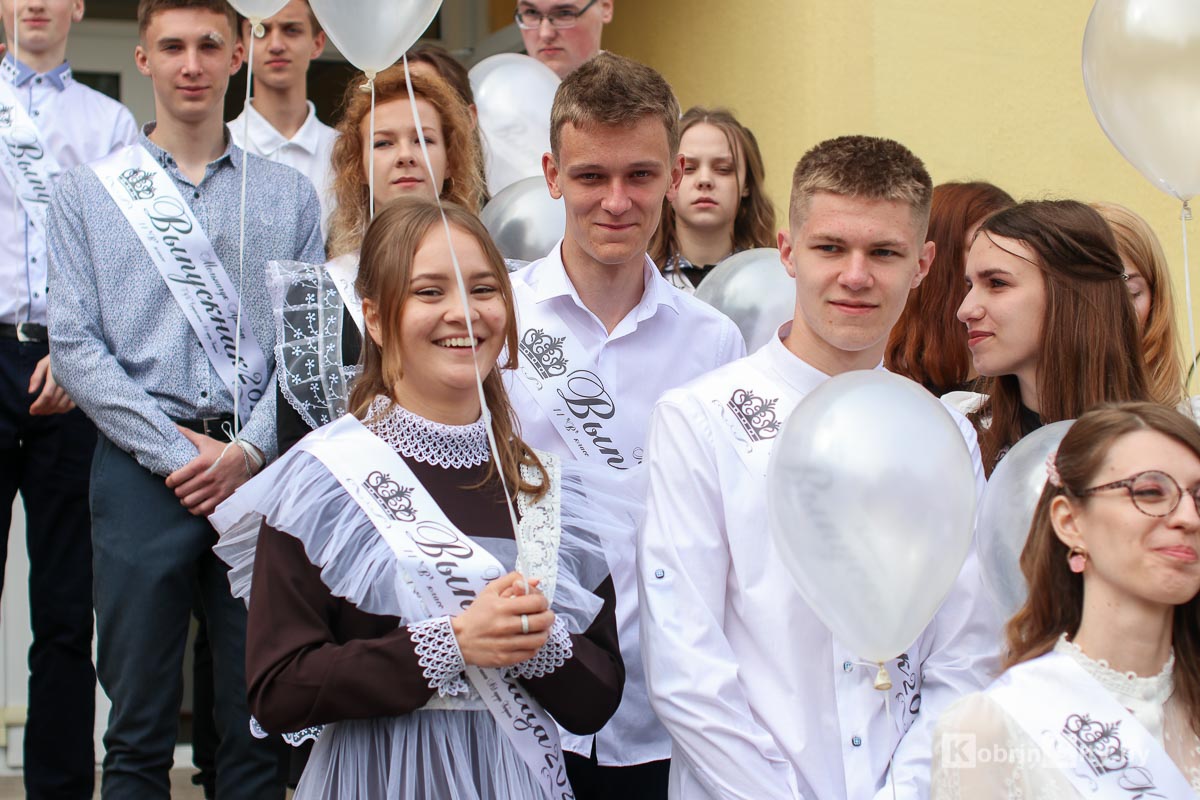 Последний звонок: 1 465 выпускников Кобринского района утром 29 мая простились со школой