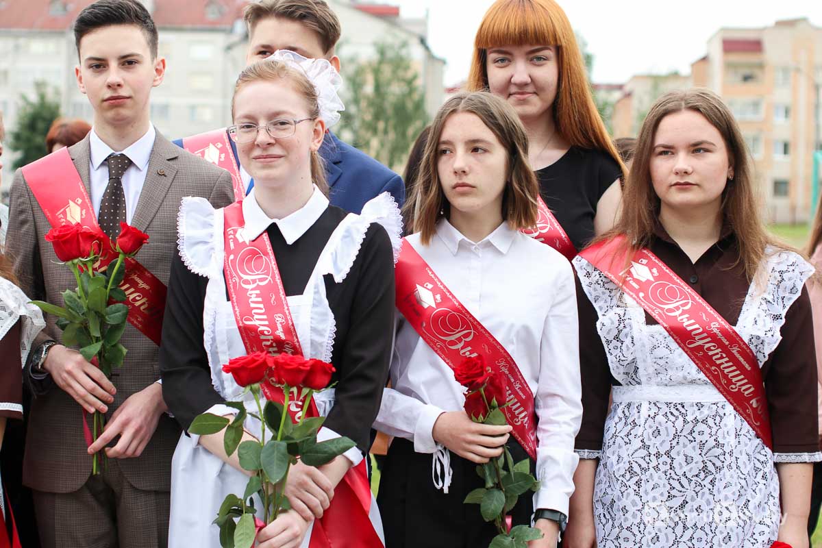 Последний звонок: 1 465 выпускников Кобринского района утром 29 мая простились со школой