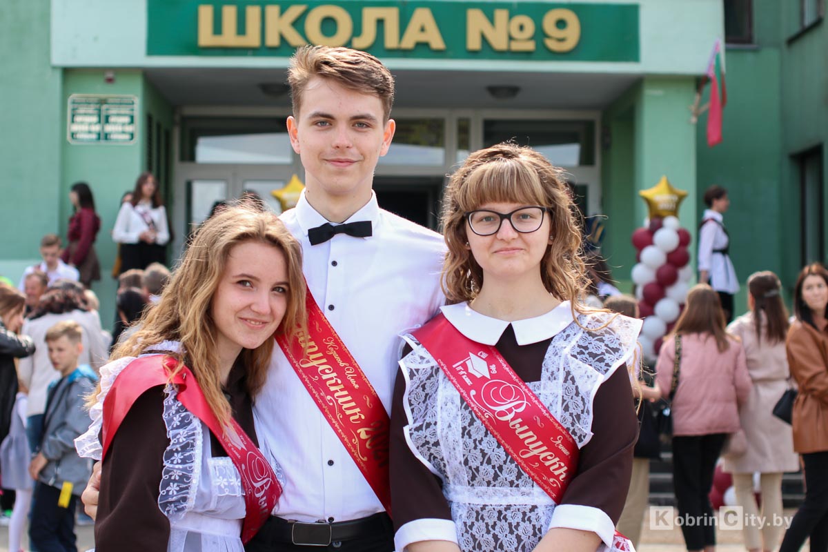 Последний звонок: 1 465 выпускников Кобринского района утром 29 мая простились со школой
