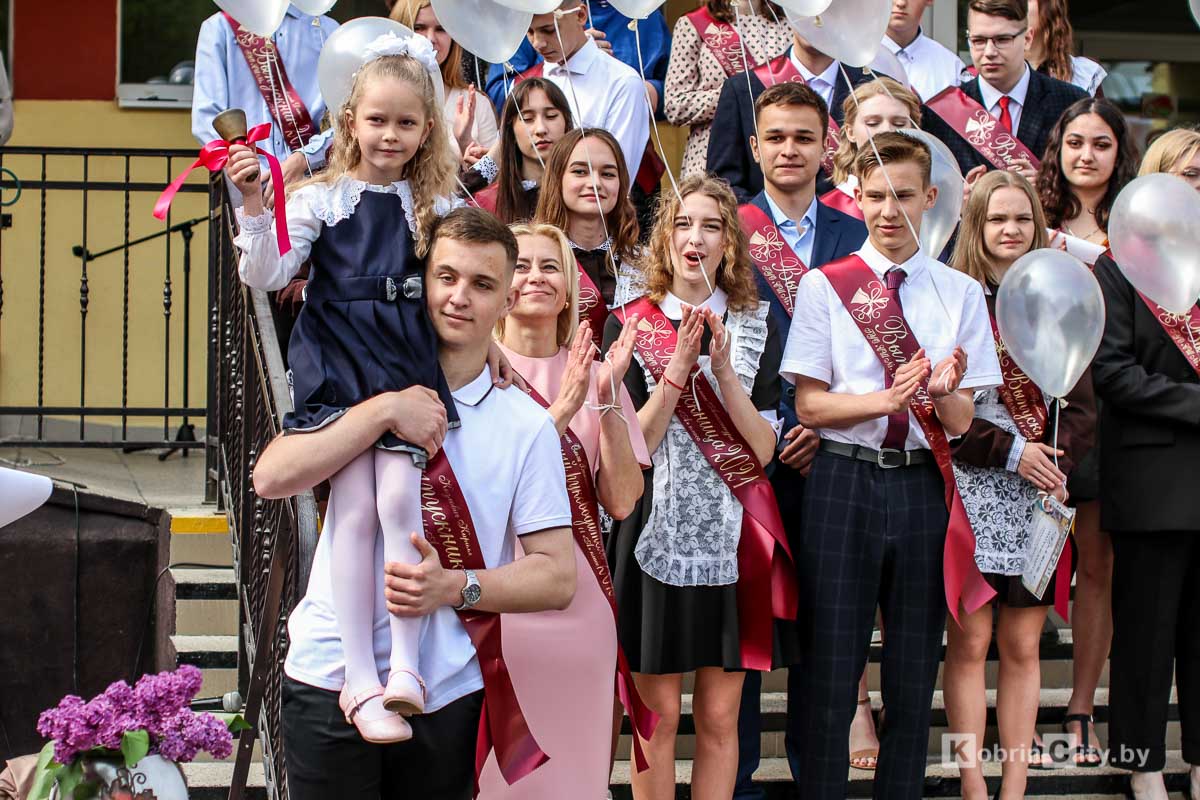 Последний звонок: 1 465 выпускников Кобринского района утром 29 мая простились со школой