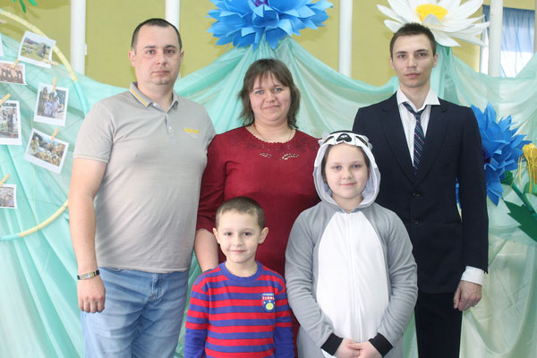 Шоу-программу Музыкальная семья или 100 рецептов счастья представили творческие семьи Кобрина