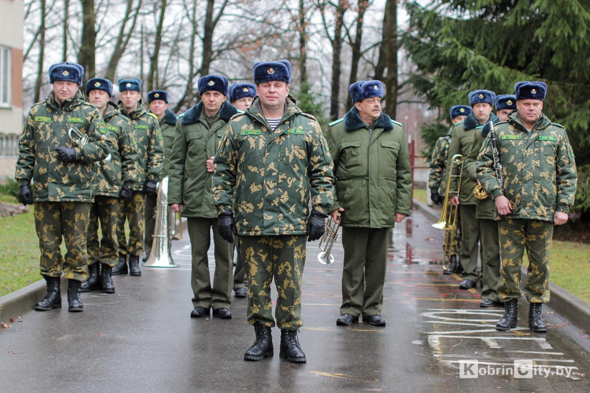 Капитан погранзаставы с оркестром встречал из кобринского роддома супругу с ребенком