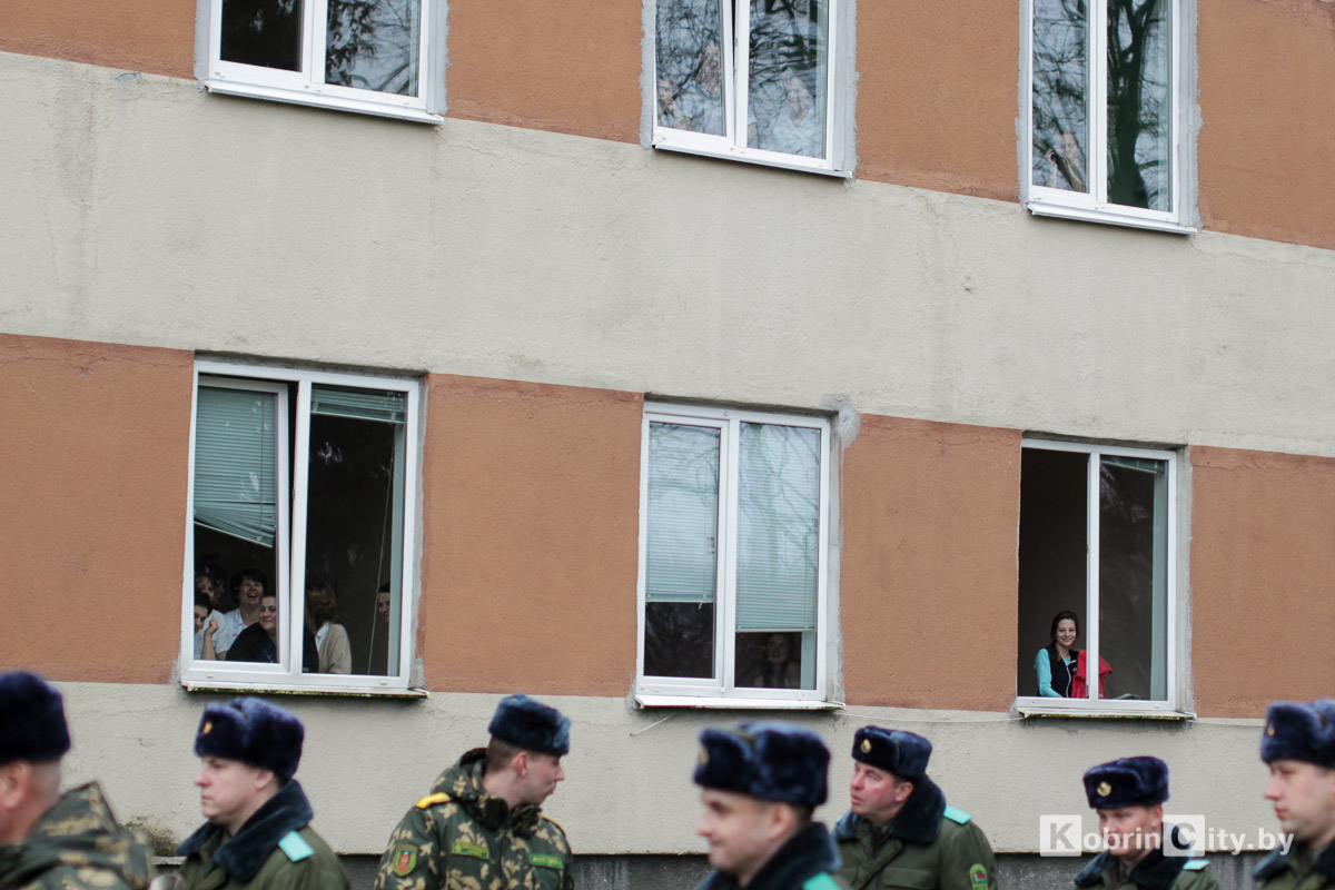 Капитан погранзаставы с оркестром встречал из кобринского роддома супругу с ребенком