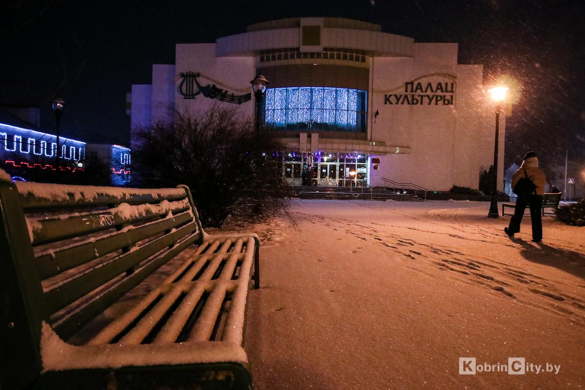 Снегопад в Кобрине. Утром 13 января город занесло снегом