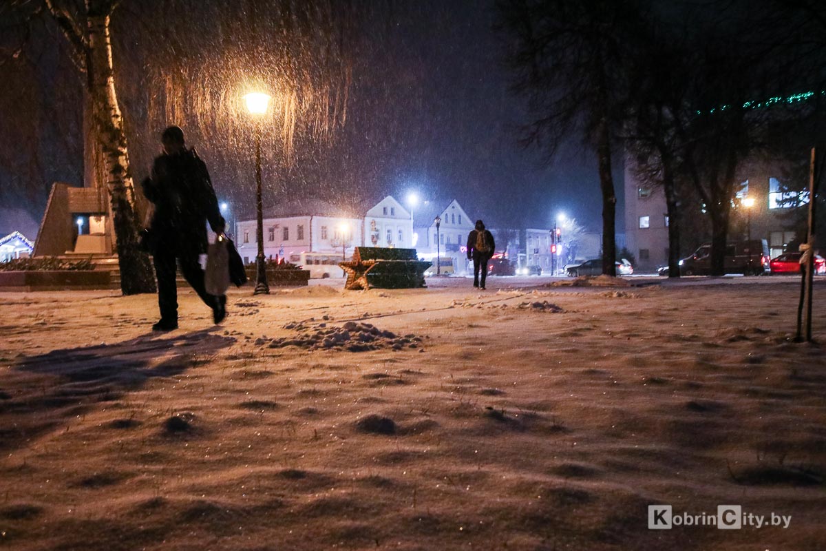 Снегопад в Кобрине. Утром 13 января город занесло снегом