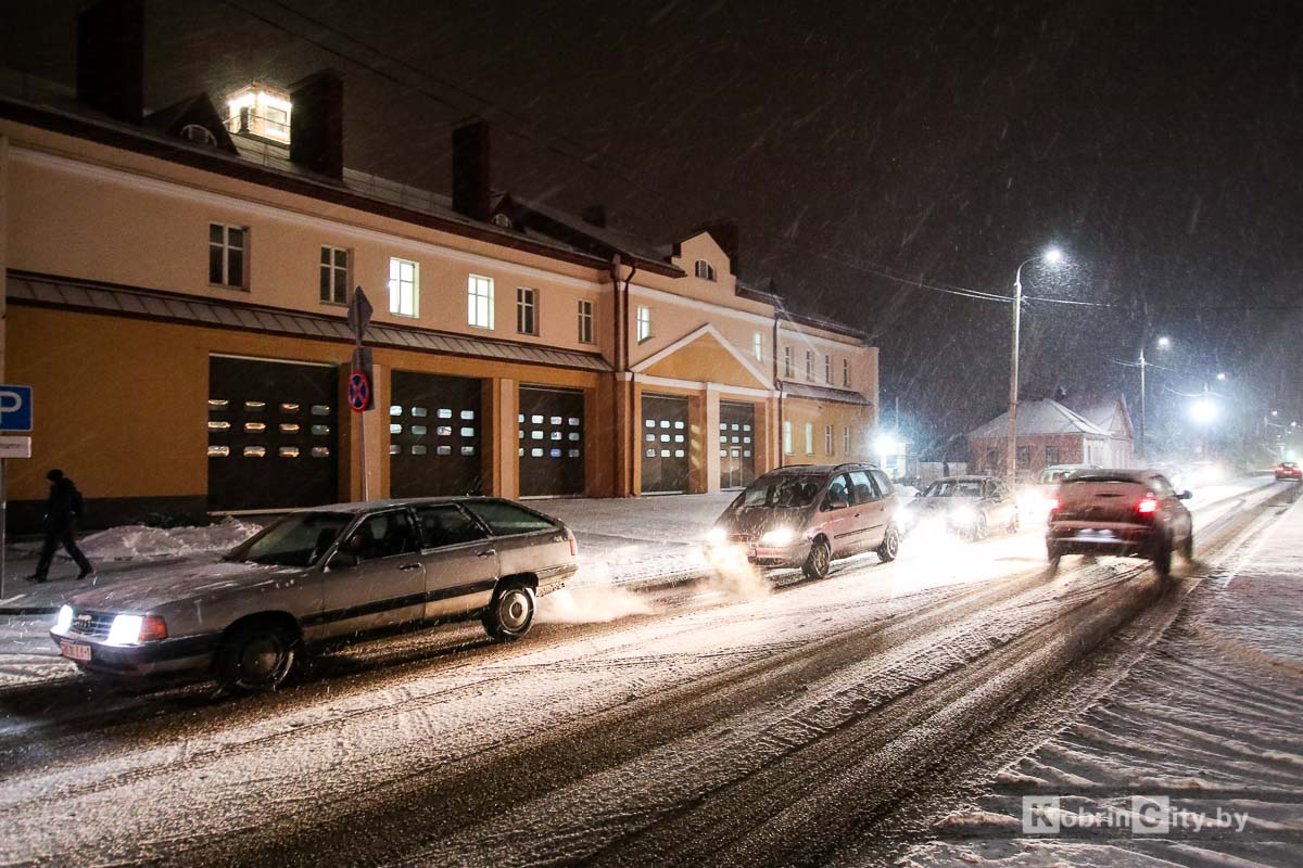 Снегопад в Кобрине. Утром 13 января город занесло снегом