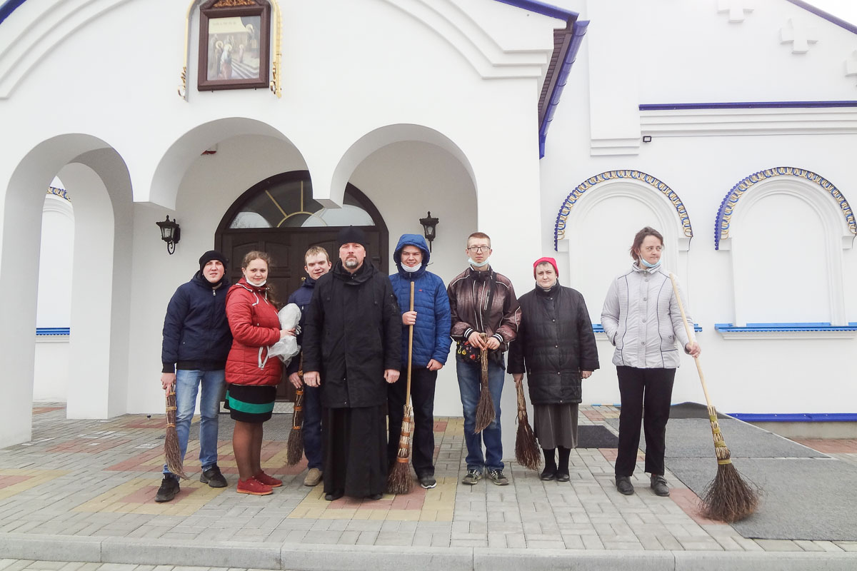 Подопечные отделения дневного пребывания для инвалидов и граждан пожилого возраста участвовали в уборке территории Введенской церкви в Кобрине