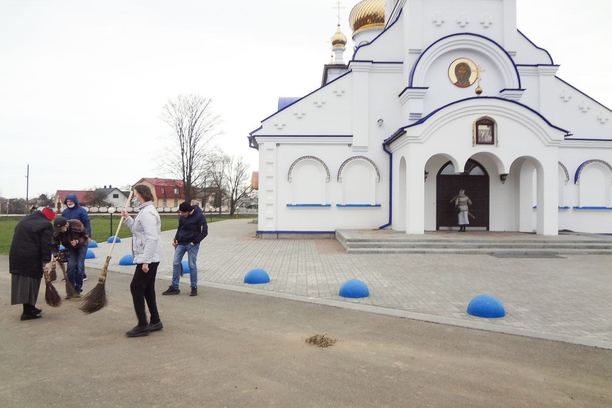 Подопечные отделения дневного пребывания для инвалидов и граждан пожилого возраста участвовали в уборке территории Введенской церкви в Кобрине