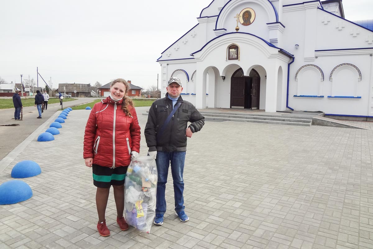 Подопечные отделения дневного пребывания для инвалидов и граждан пожилого возраста участвовали в уборке территории Введенской церкви в Кобрине