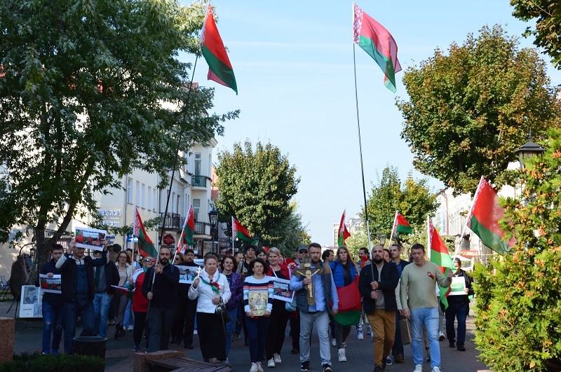 С иконами, оркестром и автопробегом. В Бресте прошел митинг в поддержку Лукашенко