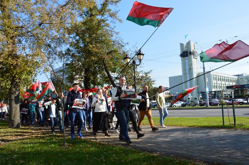 С иконами, оркестром и автопробегом. В Бресте прошел митинг в поддержку Лукашенко