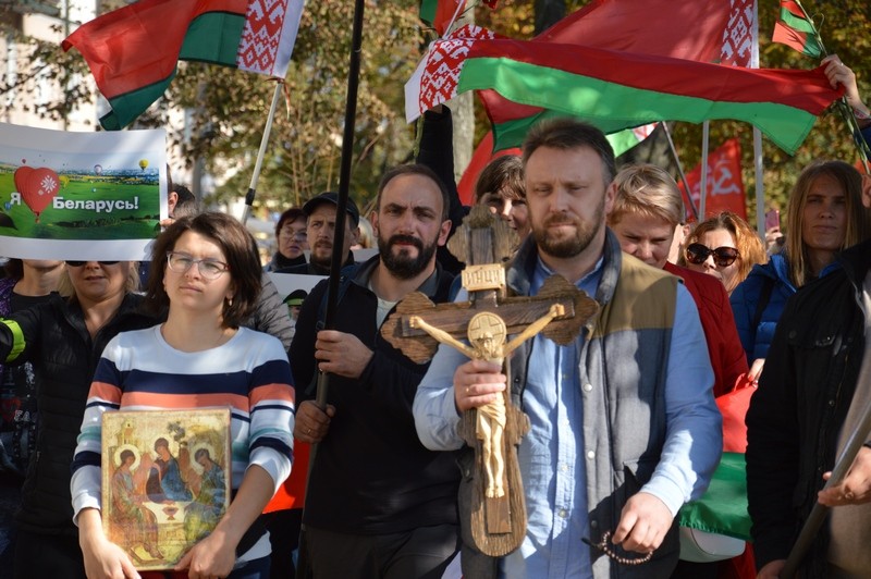 С иконами, оркестром и автопробегом. В Бресте прошел митинг в поддержку Лукашенко