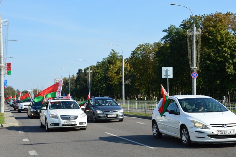 С иконами, оркестром и автопробегом. В Бресте прошел митинг в поддержку Лукашенко