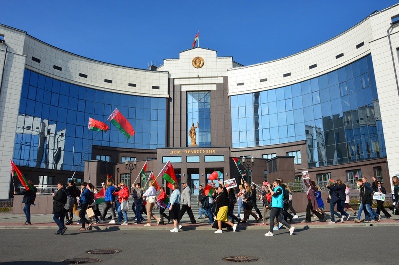 С иконами, оркестром и автопробегом. В Бресте прошел митинг в поддержку Лукашенко