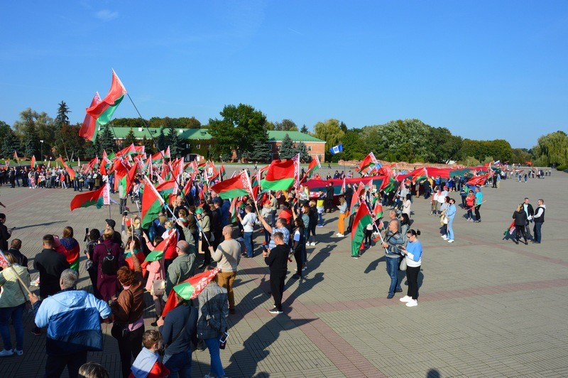 С иконами, оркестром и автопробегом. В Бресте прошел митинг в поддержку Лукашенко