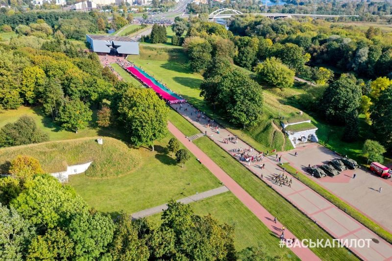 С иконами, оркестром и автопробегом. В Бресте прошел митинг в поддержку Лукашенко