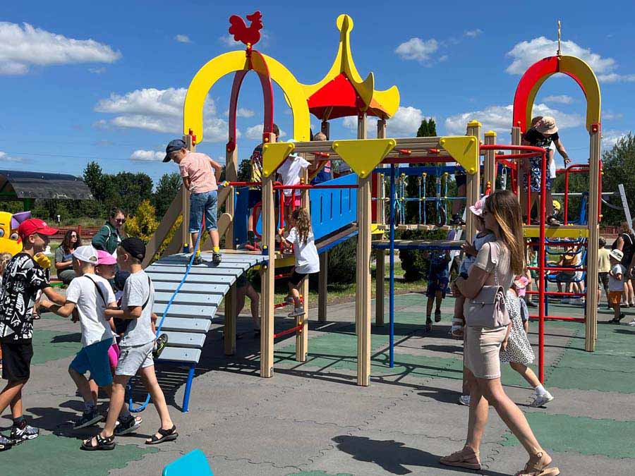 В Кобрине на набережной открыли новую детскую площадку. Фоторепортаж