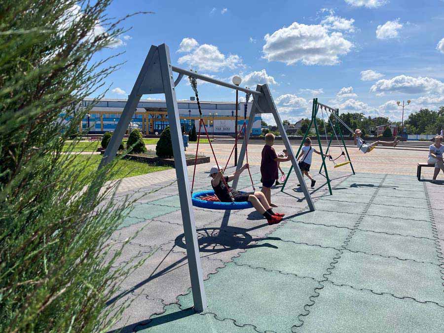 В Кобрине на набережной открыли новую детскую площадку. Фоторепортаж