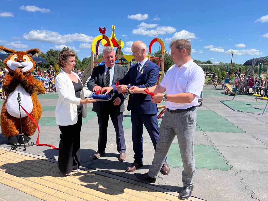 В Кобрине на набережной открыли новую детскую площадку. Фоторепортаж